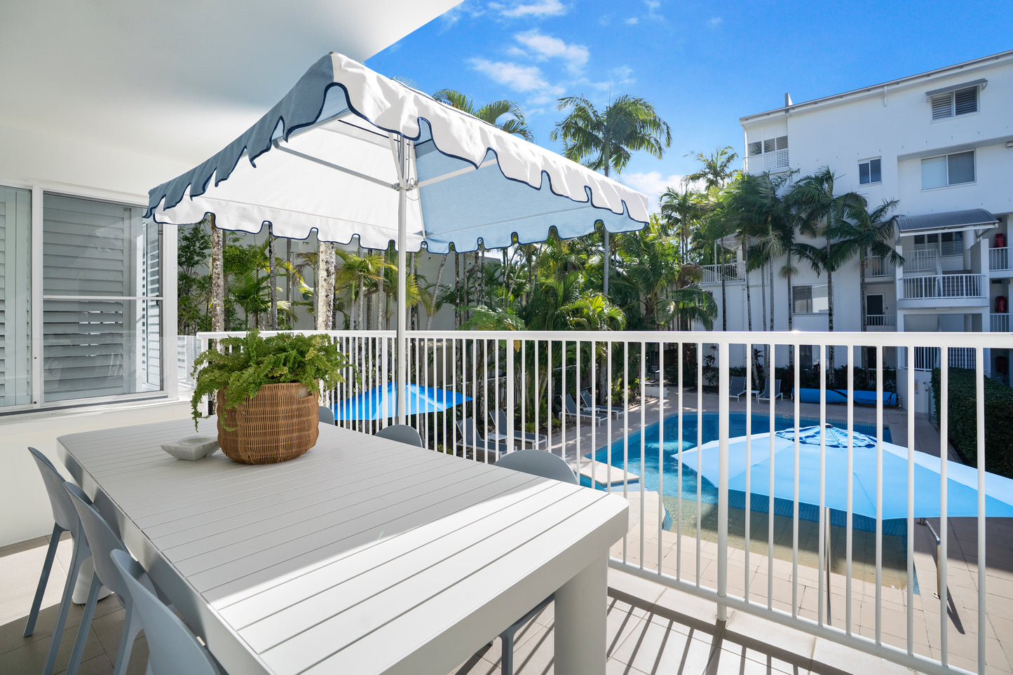 GlobeWest | Frankie Outdoor Dining Table | Aluminium White